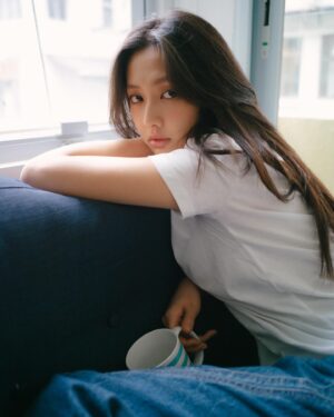 Mandy Tam Man-Huen Instagram - 不知道你有沒有感覺過
當你躺在床上，然後時間一點點的過去
身體好像就嵌入了床中 
腦袋也好像停止了 
然後一天就這樣過去了

我討厭這種感覺好像讓自己合理地原地踏步
我認為生活中的細節比你想像中重要
有時候只是做了一點小事情，你就覺得這一天重新開始了
這一些小事情令我內心能一點點的平靜下來 

而當我塗上Dior Capture 精華和面霜
我感受到它帶給我肌膚的再生和回復最好的狀態
它全新的活養膠原再生科技激活肌膚氧氣輸送
好似為肌膚做了一場有氧運動
令我的肌膚保持豐盈水潤
那個瞬間我的身心都可以保持在
最完美平靜的狀態 🤍

@DiorBeauty #DiorSkincare 
#DiorCapture @DiorBeautyLovers #diorbeautylovers