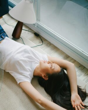 Mandy Tam Man-Huen Instagram - 不知道你有沒有感覺過
當你躺在床上，然後時間一點點的過去
身體好像就嵌入了床中 
腦袋也好像停止了 
然後一天就這樣過去了

我討厭這種感覺好像讓自己合理地原地踏步
我認為生活中的細節比你想像中重要
有時候只是做了一點小事情，你就覺得這一天重新開始了
這一些小事情令我內心能一點點的平靜下來 

而當我塗上Dior Capture 精華和面霜
我感受到它帶給我肌膚的再生和回復最好的狀態
它全新的活養膠原再生科技激活肌膚氧氣輸送
好似為肌膚做了一場有氧運動
令我的肌膚保持豐盈水潤
那個瞬間我的身心都可以保持在
最完美平靜的狀態 🤍

@DiorBeauty #DiorSkincare 
#DiorCapture @DiorBeautyLovers #diorbeautylovers