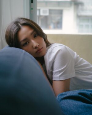Mandy Tam Man-Huen Instagram - 不知道你有沒有感覺過
當你躺在床上，然後時間一點點的過去
身體好像就嵌入了床中 
腦袋也好像停止了 
然後一天就這樣過去了

我討厭這種感覺好像讓自己合理地原地踏步
我認為生活中的細節比你想像中重要
有時候只是做了一點小事情，你就覺得這一天重新開始了
這一些小事情令我內心能一點點的平靜下來 

而當我塗上Dior Capture 精華和面霜
我感受到它帶給我肌膚的再生和回復最好的狀態
它全新的活養膠原再生科技激活肌膚氧氣輸送
好似為肌膚做了一場有氧運動
令我的肌膚保持豐盈水潤
那個瞬間我的身心都可以保持在
最完美平靜的狀態 🤍

@DiorBeauty #DiorSkincare 
#DiorCapture @DiorBeautyLovers #diorbeautylovers