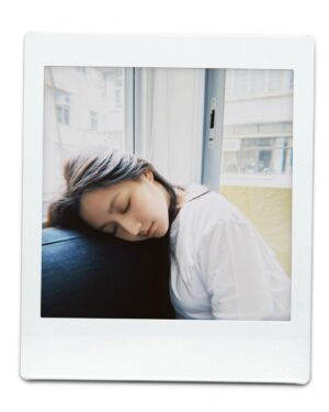 Mandy Tam Man-Huen Instagram - 不知道你有沒有感覺過
當你躺在床上，然後時間一點點的過去
身體好像就嵌入了床中 
腦袋也好像停止了 
然後一天就這樣過去了

我討厭這種感覺好像讓自己合理地原地踏步
我認為生活中的細節比你想像中重要
有時候只是做了一點小事情，你就覺得這一天重新開始了
這一些小事情令我內心能一點點的平靜下來 

而當我塗上Dior Capture 精華和面霜
我感受到它帶給我肌膚的再生和回復最好的狀態
它全新的活養膠原再生科技激活肌膚氧氣輸送
好似為肌膚做了一場有氧運動
令我的肌膚保持豐盈水潤
那個瞬間我的身心都可以保持在
最完美平靜的狀態 🤍

@DiorBeauty #DiorSkincare 
#DiorCapture @DiorBeautyLovers #diorbeautylovers