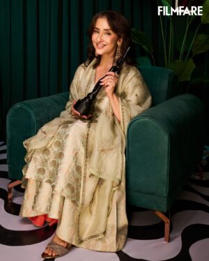 Manisha Koirala Instagram - “I am truly humbled to receive the Filmfare Award for Best Actor in an OTT Drama Series. This honor is especially precious to me as it comes after my battle with cancer and at a time when I’m in my early 50s.

This award is not just a recognition of my work, but also a symbol of hope for many who are facing tough challenges in their lives. It’s a reminder that with determination, resilience, and hard work, we can overcome even the most daunting obstacles and achieve our dreams.

I am grateful for this journey and for the love and support of my family, friends, and fans. Thank you @jiteshpillaai @filmfare Awards for this incredible honor! #FilmfareAwards #BestActor #OTT #Hope #Resilience”