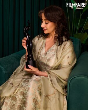 Manisha Koirala Instagram - “I am truly humbled to receive the Filmfare Award for Best Actor in an OTT Drama Series. This honor is especially precious to me as it comes after my battle with cancer and at a time when I’m in my early 50s.

This award is not just a recognition of my work, but also a symbol of hope for many who are facing tough challenges in their lives. It’s a reminder that with determination, resilience, and hard work, we can overcome even the most daunting obstacles and achieve our dreams.

I am grateful for this journey and for the love and support of my family, friends, and fans. Thank you @jiteshpillaai @filmfare Awards for this incredible honor! #FilmfareAwards #BestActor #OTT #Hope #Resilience”