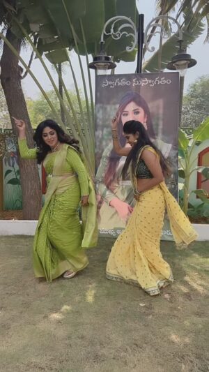 Manjula Paritala Instagram - #raanu #late to this trending reels #still didn’t wanted to miss #shoottime📷😎 #SRK