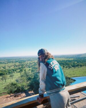 Manon Azem Instagram - Qui a le seum si je lui dis que je suis parti en Tanzanie ? ✨🦒✨🐘✨🦓

- moi, parce que je suis rentrée.
🥹🤍