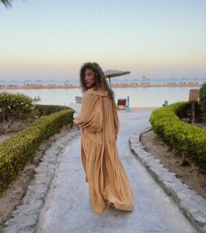 Manon Azem Instagram - 🤌🏼 Juste parcque j’aime cet émoticône et cette robe  @koolchee