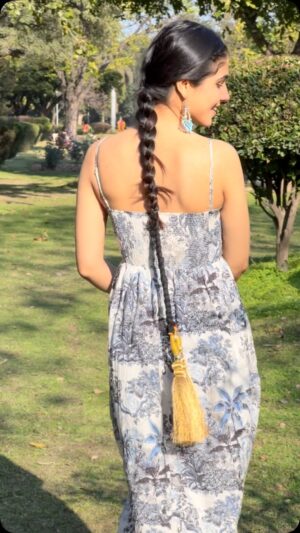 Manpreet Dolly Instagram - When you can’t HIDE your ਪੰਜਾਬਣ in Urban Areas🥹
.
.
#satindersartaaj #hoshiarsingh #trendingnow #trending #trendingsongs #punjabisongs 
@satindersartaaj @simichahal9