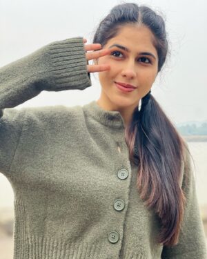 Manpreet Dolly Instagram - Prompting my LIFE🤩
.
.
#dress #greendress #gogreen #greenies #greenery