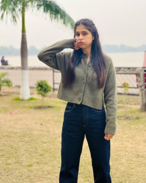 Manpreet Dolly Instagram - Prompting my LIFE🤩
.
.
#dress #greendress #gogreen #greenies #greenery