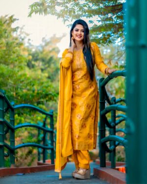 Mansi Joshi Instagram - Ray of sunshine, wrapped in yellow 💛💫 🧿

This beautiful yellow outfit by @vinay_fashion_llp 💛

Makeup by @makeoverwithtara_raam ❤️

Photography by @_anand_srinivasan_ ☺️

#mansijoshi #mansi #nandha #chandrakantham