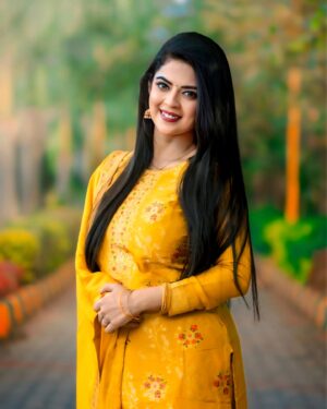 Mansi Joshi Instagram - Ray of sunshine, wrapped in yellow 💛💫 🧿

This beautiful yellow outfit by @vinay_fashion_llp 💛

Makeup by @makeoverwithtara_raam ❤️

Photography by @_anand_srinivasan_ ☺️

#mansijoshi #mansi #nandha #chandrakantham