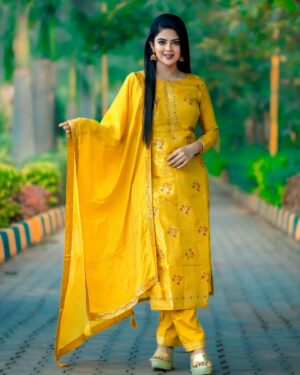 Mansi Joshi Instagram - Ray of sunshine, wrapped in yellow 💛💫 🧿

This beautiful yellow outfit by @vinay_fashion_llp 💛

Makeup by @makeoverwithtara_raam ❤️

Photography by @_anand_srinivasan_ ☺️

#mansijoshi #mansi #nandha #chandrakantham