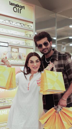 Mansi Sharma Instagram - Karwachauth aun di khushi te main Te Mansi ne Karli dher sari shopping! Lenskart Te chal rahe ne mazedaar offers, te collection hai ghaint!
Buy 1 Get 1 Free and get 60% off on the 3rd Frame. Go shop now from the @lenskart app and grab these amazing offers now!

#lenskart #festiveseason #karvachauth #shopping