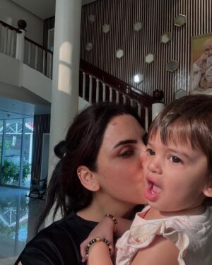 Mansi Sharma Instagram - Tiny hands, little feet, and a whole lot of love. @hredaanyuvraajhans69 @mizrabyuvraajhans ♥️♥️🧿🧿 #Mommyof2 #Love #Happiness #Insta #InstaTrending #ThankYouRabbJiForEverything 🙏