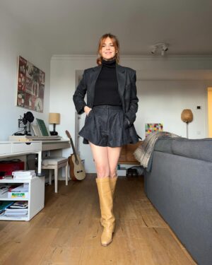 Manuela Velasco Instagram - Esas prendas que te animan a encontrarte estupenda un miércoles porque sí✨🐦‍⬛
Gracias @sandroparis @ehmoda