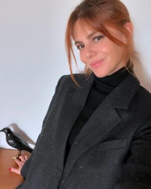 Manuela Velasco Instagram - Esas prendas que te animan a encontrarte estupenda un miércoles porque sí✨🐦‍⬛
Gracias @sandroparis @ehmoda
