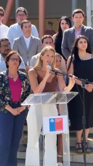 Marcela Sabat Instagram - 👍🏻Ayer tuve el honor de encabezar la firma para el COMPROMISO POR LA SEGURIDAD entre la @subprevdelito y el gremio que represento @alianzaincl y sus empresas asociadas: @uber @ubereats @cabify_chile @didi_chile y @rappichile 

Con buena disposición podemos avanzar incluso más allá de reglamentos y legislaciones vigentes 💪🏻

Muchas gracias @carolina.leitao_ por ayudar a concretar este acuerdo!