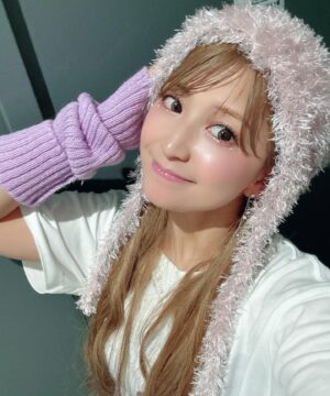 Mari Yaguchi Instagram - バースデーリサイタルの日の
２部は打ち上げステージ！！

ＭＣはほぼ家族のゆしんにお願いしました😋✨
トークがプライベート過ぎたよねってw
緊張してたらしいんだけど、
しっかりと仕切ってくれて流石でした！！
ファンのみんなもゆしんの事好きになったはず🤭✨
それが嬉しいなぁ🥰💕

みんなと乾杯して沢山お喋りしました🍺✨
ゲームやカラオケもめちゃくちゃ盛り上がってくれて、
最高の仲間達との時間はこれまた幸せでした😁✨
凄く凄く楽しかったです！！
本当にありがとうございました🥹✨

ちなみにこの帽子は妹が編んでくれたんだぁー😁✨
こういうの欲しいなぁって言ってたら作ってくれてたっていう😳✨しかも思ってるより可愛いっていう😳✨凄くない！？✨
実はいつもお母さんと妹に衣装とか相談乗ってもらってます🥹✨
いつもありがとう😁✨
髪の毛やメイクはしまこでしたぁー🥰
ロン毛にしてくれてありがとう😁✨
みんなに喜んでもらえました！！
ケーキはマネージャーさんが用意してくれたんだけど、
めちゃくちゃ可愛くて美味しかったです😋✨
ネイルはまた改めて載せますね🥹✨

とにかくやりたい事をぜーんぶ詰め込んだ１日でした😋✨