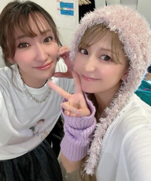 Mari Yaguchi Instagram - バースデーリサイタルの日の
２部は打ち上げステージ！！

ＭＣはほぼ家族のゆしんにお願いしました😋✨
トークがプライベート過ぎたよねってw
緊張してたらしいんだけど、
しっかりと仕切ってくれて流石でした！！
ファンのみんなもゆしんの事好きになったはず🤭✨
それが嬉しいなぁ🥰💕

みんなと乾杯して沢山お喋りしました🍺✨
ゲームやカラオケもめちゃくちゃ盛り上がってくれて、
最高の仲間達との時間はこれまた幸せでした😁✨
凄く凄く楽しかったです！！
本当にありがとうございました🥹✨

ちなみにこの帽子は妹が編んでくれたんだぁー😁✨
こういうの欲しいなぁって言ってたら作ってくれてたっていう😳✨しかも思ってるより可愛いっていう😳✨凄くない！？✨
実はいつもお母さんと妹に衣装とか相談乗ってもらってます🥹✨
いつもありがとう😁✨
髪の毛やメイクはしまこでしたぁー🥰
ロン毛にしてくれてありがとう😁✨
みんなに喜んでもらえました！！
ケーキはマネージャーさんが用意してくれたんだけど、
めちゃくちゃ可愛くて美味しかったです😋✨
ネイルはまた改めて載せますね🥹✨

とにかくやりたい事をぜーんぶ詰め込んだ１日でした😋✨