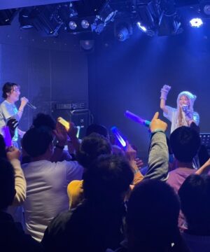 Mari Yaguchi Instagram - バースデーリサイタルの日の
２部は打ち上げステージ！！

ＭＣはほぼ家族のゆしんにお願いしました😋✨
トークがプライベート過ぎたよねってw
緊張してたらしいんだけど、
しっかりと仕切ってくれて流石でした！！
ファンのみんなもゆしんの事好きになったはず🤭✨
それが嬉しいなぁ🥰💕

みんなと乾杯して沢山お喋りしました🍺✨
ゲームやカラオケもめちゃくちゃ盛り上がってくれて、
最高の仲間達との時間はこれまた幸せでした😁✨
凄く凄く楽しかったです！！
本当にありがとうございました🥹✨

ちなみにこの帽子は妹が編んでくれたんだぁー😁✨
こういうの欲しいなぁって言ってたら作ってくれてたっていう😳✨しかも思ってるより可愛いっていう😳✨凄くない！？✨
実はいつもお母さんと妹に衣装とか相談乗ってもらってます🥹✨
いつもありがとう😁✨
髪の毛やメイクはしまこでしたぁー🥰
ロン毛にしてくれてありがとう😁✨
みんなに喜んでもらえました！！
ケーキはマネージャーさんが用意してくれたんだけど、
めちゃくちゃ可愛くて美味しかったです😋✨
ネイルはまた改めて載せますね🥹✨

とにかくやりたい事をぜーんぶ詰め込んだ１日でした😋✨