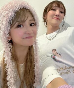 Mari Yaguchi Instagram - バースデーリサイタルの日の
２部は打ち上げステージ！！

ＭＣはほぼ家族のゆしんにお願いしました😋✨
トークがプライベート過ぎたよねってw
緊張してたらしいんだけど、
しっかりと仕切ってくれて流石でした！！
ファンのみんなもゆしんの事好きになったはず🤭✨
それが嬉しいなぁ🥰💕

みんなと乾杯して沢山お喋りしました🍺✨
ゲームやカラオケもめちゃくちゃ盛り上がってくれて、
最高の仲間達との時間はこれまた幸せでした😁✨
凄く凄く楽しかったです！！
本当にありがとうございました🥹✨

ちなみにこの帽子は妹が編んでくれたんだぁー😁✨
こういうの欲しいなぁって言ってたら作ってくれてたっていう😳✨しかも思ってるより可愛いっていう😳✨凄くない！？✨
実はいつもお母さんと妹に衣装とか相談乗ってもらってます🥹✨
いつもありがとう😁✨
髪の毛やメイクはしまこでしたぁー🥰
ロン毛にしてくれてありがとう😁✨
みんなに喜んでもらえました！！
ケーキはマネージャーさんが用意してくれたんだけど、
めちゃくちゃ可愛くて美味しかったです😋✨
ネイルはまた改めて載せますね🥹✨

とにかくやりたい事をぜーんぶ詰め込んだ１日でした😋✨