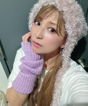 Mari Yaguchi Instagram - バースデーリサイタルの日の
２部は打ち上げステージ！！

ＭＣはほぼ家族のゆしんにお願いしました😋✨
トークがプライベート過ぎたよねってw
緊張してたらしいんだけど、
しっかりと仕切ってくれて流石でした！！
ファンのみんなもゆしんの事好きになったはず🤭✨
それが嬉しいなぁ🥰💕

みんなと乾杯して沢山お喋りしました🍺✨
ゲームやカラオケもめちゃくちゃ盛り上がってくれて、
最高の仲間達との時間はこれまた幸せでした😁✨
凄く凄く楽しかったです！！
本当にありがとうございました🥹✨

ちなみにこの帽子は妹が編んでくれたんだぁー😁✨
こういうの欲しいなぁって言ってたら作ってくれてたっていう😳✨しかも思ってるより可愛いっていう😳✨凄くない！？✨
実はいつもお母さんと妹に衣装とか相談乗ってもらってます🥹✨
いつもありがとう😁✨
髪の毛やメイクはしまこでしたぁー🥰
ロン毛にしてくれてありがとう😁✨
みんなに喜んでもらえました！！
ケーキはマネージャーさんが用意してくれたんだけど、
めちゃくちゃ可愛くて美味しかったです😋✨
ネイルはまた改めて載せますね🥹✨

とにかくやりたい事をぜーんぶ詰め込んだ１日でした😋✨