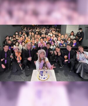 Mari Yaguchi Instagram - バースデーリサイタルの日の
２部は打ち上げステージ！！

ＭＣはほぼ家族のゆしんにお願いしました😋✨
トークがプライベート過ぎたよねってw
緊張してたらしいんだけど、
しっかりと仕切ってくれて流石でした！！
ファンのみんなもゆしんの事好きになったはず🤭✨
それが嬉しいなぁ🥰💕

みんなと乾杯して沢山お喋りしました🍺✨
ゲームやカラオケもめちゃくちゃ盛り上がってくれて、
最高の仲間達との時間はこれまた幸せでした😁✨
凄く凄く楽しかったです！！
本当にありがとうございました🥹✨

ちなみにこの帽子は妹が編んでくれたんだぁー😁✨
こういうの欲しいなぁって言ってたら作ってくれてたっていう😳✨しかも思ってるより可愛いっていう😳✨凄くない！？✨
実はいつもお母さんと妹に衣装とか相談乗ってもらってます🥹✨
いつもありがとう😁✨
髪の毛やメイクはしまこでしたぁー🥰
ロン毛にしてくれてありがとう😁✨
みんなに喜んでもらえました！！
ケーキはマネージャーさんが用意してくれたんだけど、
めちゃくちゃ可愛くて美味しかったです😋✨
ネイルはまた改めて載せますね🥹✨

とにかくやりたい事をぜーんぶ詰め込んだ１日でした😋✨