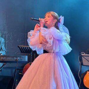 Mari Yaguchi Instagram - １月２０日🎂✨

２２歳になりました🥹✨
もうすっかり大人です♡

昨日のバースデーリサイタルでは、
豪華過ぎる弦楽五重奏とピアノによる演奏で、
大好きな歌をファンの皆さんに沢山届ける事ができました✨
ヘアメイクもドレスもめちゃくちゃ自分好みにしていただき、
本当に本当に幸せな時間でした😁✨

皆様のおかげで、
４２歳、最高のスタートをきることができました😭✨
あっ２２歳。
心から感謝しております✨

またゆっくり感想書きますね🥹
写真の量がとんでもなくて見てるだけで１日終わっちゃうw
そして２部も最高に楽しかったぁぁぁ😂✨

でも正直な話、、、
１日に２０曲を1人で歌った事なかったから、
家帰ってから動けなくなりましたw
年を感じました。

あっ２２歳✨
頑張ります！！