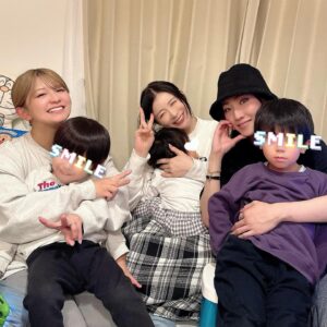 Mari Yaguchi Instagram - もはや家族の😳✨
てじーとゆしんと新年会♡
お仕事とか子育てとかへとへとになる瞬間あるけど、
この２人に会うと本当に元気になれる！！
きっと２人も同じ気持ちだと思ってる😘✨
１ヶ月に１回は最低でも会いたいので、
今年はあと１１回は会いましょうw

そんなうちらを見ながら、
牡蠣焼いてくれたり洗い物とかを嫌な顔せずに
サッとやってくれるおとうちゃんに大感謝しております😭✨
スーパーおとうちゃん！！
いつも本当にありがとう🥹✨

あっ！そういえば！！
ゆしんとは今月バースデーリサイタルの日にまた会います♡
２部のMCをお願い致しました😋✨
楽しみ過ぎるぅー！
飲みながらみんなで打ち上げしましょうね♡
１部はもう完売なんですが、
打ち上げからでもいいよっていう方いらっしゃいましたら、
是非お待ちしております🥳✨
詳しくはこちらから✨
↓↓↓
https://t.livepocket.jp/e/l6rdj