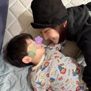 Mari Yaguchi Instagram - もはや家族の😳✨
てじーとゆしんと新年会♡
お仕事とか子育てとかへとへとになる瞬間あるけど、
この２人に会うと本当に元気になれる！！
きっと２人も同じ気持ちだと思ってる😘✨
１ヶ月に１回は最低でも会いたいので、
今年はあと１１回は会いましょうw

そんなうちらを見ながら、
牡蠣焼いてくれたり洗い物とかを嫌な顔せずに
サッとやってくれるおとうちゃんに大感謝しております😭✨
スーパーおとうちゃん！！
いつも本当にありがとう🥹✨

あっ！そういえば！！
ゆしんとは今月バースデーリサイタルの日にまた会います♡
２部のMCをお願い致しました😋✨
楽しみ過ぎるぅー！
飲みながらみんなで打ち上げしましょうね♡
１部はもう完売なんですが、
打ち上げからでもいいよっていう方いらっしゃいましたら、
是非お待ちしております🥳✨
詳しくはこちらから✨
↓↓↓
https://t.livepocket.jp/e/l6rdj