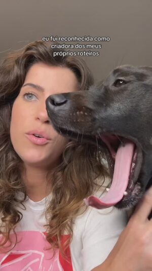 Maria Bopp Instagram - 4 anos do primeiro vídeo da “blogueirinha do fim do mundo”, 2 anos do meu quase sumiço e eu finalmente dando alguma satisfação. depois de editar, percebi que tenho mais mil crises que não falei, mas aí o vídeo teria 10 minutos e ninguém assistiria. somos todos cachorrinhos do algoritmo, hehehehe. vamo conversar sobre isso, por favor 🫠
