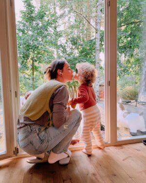 Maria Ehrich Instagram - Cottage core. 🍁 Ich hab Manu neulich gefragt, welche Jahreszeit ich für ihn wäre, wenn er wählen müsste. Er meinte „ein goldener, gemütlicher Herbst“ - und ich stimme von ganzem Herzen zu. Der Sommer war traumhaft und ich bin so froh ihn diesmal zu Hause verbracht zu haben, aber Herbst macht mich einfach so glücklich. Kerzenschein, Bücher verschlingen (… und Bücher schreiben…;)), Strickpullis ohne schlechtes Gewissen tragen, Tee schlürfen, Kaminfeuer anstarren. Könnte ewig weitermachen. Ist aber auch besonders schön in unserem kleinen Häuschen gerade. Heute Nachmittag geht’s wieder in die Stadt. Da lieb ich es zu dieser Jahreszeit aber auch. 

Übrigens, das Grundstück neben unserem ist glaub ich verzaubert. Da war schon seit Jahren niemand mehr und, obwohl alles etwas verwildert, blühen die Rosen noch und es schwimmt sogar noch ein Goldfisch im Teich. Von den Rehen die da ständig auf leisen Hufen umherstreifen mal ganz abgesehen. Dem Fisch will ich mich aber ein bisschen annehmen, kenne mich allerdings überhaupt nicht aus. Wer hat Goldfische? Was macht man im Winter mit denen? Muss ich zusätzlich Futter besorgen? Ein Teich auf unserem Grundstück kommt nicht in Frage, aber ich will den Kleinen nicht sich selbst überlassen. Wird ja schließlich kalt! 💫🪶🍂🍁