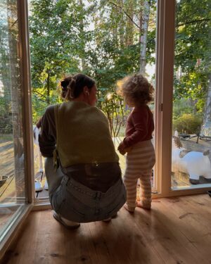 Maria Ehrich Instagram - Cottage core. 🍁 Ich hab Manu neulich gefragt, welche Jahreszeit ich für ihn wäre, wenn er wählen müsste. Er meinte „ein goldener, gemütlicher Herbst“ - und ich stimme von ganzem Herzen zu. Der Sommer war traumhaft und ich bin so froh ihn diesmal zu Hause verbracht zu haben, aber Herbst macht mich einfach so glücklich. Kerzenschein, Bücher verschlingen (… und Bücher schreiben…;)), Strickpullis ohne schlechtes Gewissen tragen, Tee schlürfen, Kaminfeuer anstarren. Könnte ewig weitermachen. Ist aber auch besonders schön in unserem kleinen Häuschen gerade. Heute Nachmittag geht’s wieder in die Stadt. Da lieb ich es zu dieser Jahreszeit aber auch. 

Übrigens, das Grundstück neben unserem ist glaub ich verzaubert. Da war schon seit Jahren niemand mehr und, obwohl alles etwas verwildert, blühen die Rosen noch und es schwimmt sogar noch ein Goldfisch im Teich. Von den Rehen die da ständig auf leisen Hufen umherstreifen mal ganz abgesehen. Dem Fisch will ich mich aber ein bisschen annehmen, kenne mich allerdings überhaupt nicht aus. Wer hat Goldfische? Was macht man im Winter mit denen? Muss ich zusätzlich Futter besorgen? Ein Teich auf unserem Grundstück kommt nicht in Frage, aber ich will den Kleinen nicht sich selbst überlassen. Wird ja schließlich kalt! 💫🪶🍂🍁
