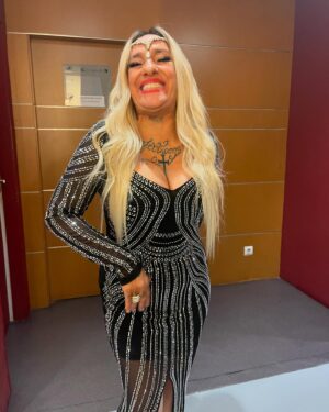 Maria Rueff Instagram - Claudia Nayara “réplica original “ da @claudianayaraoficial graças ao excepcional trabalho de equipa de:
Guarda-roupa : @ltinacosta & Inês 
Maquilhagem & cabelo : @katiasergioalxeredomakeuphair -Lília ( make-up) & Paulina (cabelo) 
🙏❤️❤️❤️❤️
@caporcasartp de @herman.jose.oficial
📷 @ltinacosta