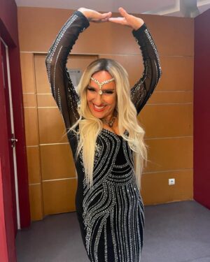 Maria Rueff Instagram - Claudia Nayara “réplica original “ da @claudianayaraoficial graças ao excepcional trabalho de equipa de:
Guarda-roupa : @ltinacosta & Inês 
Maquilhagem & cabelo : @katiasergioalxeredomakeuphair -Lília ( make-up) & Paulina (cabelo) 
🙏❤️❤️❤️❤️
@caporcasartp de @herman.jose.oficial
📷 @ltinacosta