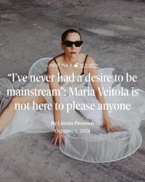 Maria Veitola Instagram - Rakastin jo nuorena muotilehtiä. Ostin ensimmäisen 12-vuotiaana. Lempilehtiäni olivat The Face, i-D ja tietysti Vogue. 
Aikaa ennen älypuhelimia, sovimme tapaamiset ystävien kanssa useimmiten Stockmannin lehtiosastolle. Ei haitannut, jos joku oli myöhässä. Olipahan enemmän aikaa plärätä lehtiä. 
Jos tapasimme kahvilassa, sovimme treffit niihin, joissa oli hyvä lehtivalikoima. Esimerkiksi Vanhalla Ylioppilastalolla oli 90-luvun puolivälissä fantastinen lehtikahvila.

Ulkomaalaiset lehdet olivat meille kalliita, ja siksi arvokkaita aarteita. Lainasimme niitä toisillemme, ja opiskelimme kaiken tarkasti. Internet oli vasta aluillaan, eikä sosiaalisesta mediasta ollut haisuakaan. Muotilehdet olivat musiikkivideoiden, levynkansien, elokuvien ja Sex and the City -sarjan lisäksi merkittäviä, ja jokseenkin ainoita oman tyylin ja visuaalisen inspiraation lähteitä. 

Me emme eläneet trendeissä, vaan alakulttuureissa ja ilmiöissä. Nykyisen kaltaista kiihkeää pikamuotiketjujen, vaikuttajien ja sosiaalisen median koneistoa ei ollut. Luojan kiitos niin. Vaikka haimme inspiraatiota, emme halunneet imitoida. Tärkeintä oli omaperäisyys, individualismi.

Laitoin siis vähät rahani nuorena mielummin muotilehtiin, kuin vaikkapa ruokaan. Osasin manifestoida ja haaveilla, mutta en silti osannut kuvitella esiintyväni Voguen sivuilla oman äitini ikäisenä. 

Mutta sitten kävi niin. 

Kiitos elämä, kiitos @voguescandinavia ❤️

Ja kiitos ihana tiimi:

Kuvat: @karoliinabarlund 
Teksti: @linneapesonen 
Stailaus: @silandersanna 
Meikki & hiukset @jenny_jansson