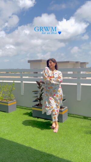 Mariam Ansari Instagram - get ready with me for an iftar at @real.flex.fitness.centre 💙

matching set @ethnicofficialpk 
slides @sheinofficial 
earrings @aloaofficial

#stylingvideo #ramadan #fashion #style #trends #trending #mariamansari #summer #floral