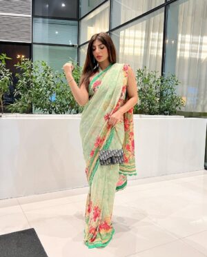 Mariam Ansari Instagram - Just destination wedding things 💚

🥻 @ansabjahangirstudio