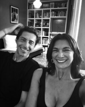 Mariana Arias Instagram - Que buena práctica Ashtanga que nos dejó así de felices @herhubeli 
Que buena esta amistad! Con muchas risas y proyectos🦋