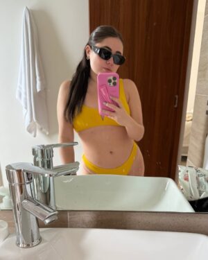 Mariana Botas Instagram - Baby, te vo’a dar una vuelta por la playita 🏝️☀️🌊👙🐶💖🦀