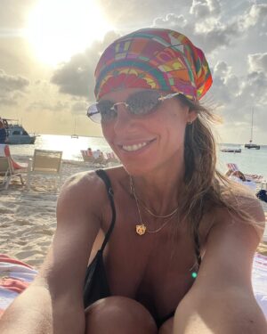 Mariana Fabbiani Instagram - ¡Qué felicidad estar de vuelta! 🥳🥳🥳 Ya descansé, ya leí, ya comí rico y ya dormí hasta tarde, ¡ahora quiero volver a encontrarme con ustedes! 🤓🤓 Este lunes a las 15 hs vuelve @eldiariodemariana y cumplimos 10 años, qué locura 🥰 Gracias por acompañarnos siempre, nos vemos en @americatv 💫
