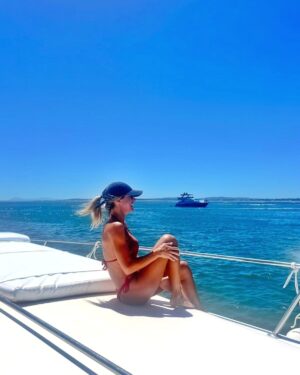 Mariana Fabbiani Instagram - Estoy en busca de paz en este 2025 que acaba de arrancar 🪷✨️🕶☀️. Libros, atardeceres, el mar y una luna llena que me recarga de energía para encarar lo que venga. Qué importante es saber qué necesitamos para resetearnos, ¿no? ¿Vos ya sabés qué te hace bien? Yo tuve que aprenderlo, eh. Ahora busco calma, alegría y sobre todo, silencio. Será porque mi trabajo está rodeado de mucho ruido. El truco está en no dejar que el día a día nos arrastre y nos corra de nuestro eje. No quiero que el viento me lleve, quiero ser la capitana (¿Será porque soy conductora? 🤣). Eso estoy tratando de hacer . Porque, seamos realistas, nunca dejamos de conocernos y el cambio es lo único constante, ¡por suerte! Lo bueno de los años es que la edad trae seguridad ✅. Como dijo mi querido David Bowie: “El envejecimiento es un proceso increíble en el que te convertís en la persona que siempre debiste ser”. Amo ❤️ Lo único que hay que hacer es ser auténtica, aunque a veces no sea lo más cómodo. Hay que abrazar nuestras imperfecciones, porque es ahí donde está la magia del cambio. Y si tenés suerte, ojalá encuentres a alguien que adore esas partes tuyas que todavía estás trabajando. ¡Ay, cómo arranco este 2025! ¡Prepárense! 😎🤣❤️