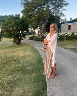 Mariana Fabbiani Instagram - Estoy en busca de paz en este 2025 que acaba de arrancar 🪷✨️🕶☀️. Libros, atardeceres, el mar y una luna llena que me recarga de energía para encarar lo que venga. Qué importante es saber qué necesitamos para resetearnos, ¿no? ¿Vos ya sabés qué te hace bien? Yo tuve que aprenderlo, eh. Ahora busco calma, alegría y sobre todo, silencio. Será porque mi trabajo está rodeado de mucho ruido. El truco está en no dejar que el día a día nos arrastre y nos corra de nuestro eje. No quiero que el viento me lleve, quiero ser la capitana (¿Será porque soy conductora? 🤣). Eso estoy tratando de hacer . Porque, seamos realistas, nunca dejamos de conocernos y el cambio es lo único constante, ¡por suerte! Lo bueno de los años es que la edad trae seguridad ✅. Como dijo mi querido David Bowie: “El envejecimiento es un proceso increíble en el que te convertís en la persona que siempre debiste ser”. Amo ❤️ Lo único que hay que hacer es ser auténtica, aunque a veces no sea lo más cómodo. Hay que abrazar nuestras imperfecciones, porque es ahí donde está la magia del cambio. Y si tenés suerte, ojalá encuentres a alguien que adore esas partes tuyas que todavía estás trabajando. ¡Ay, cómo arranco este 2025! ¡Prepárense! 😎🤣❤️