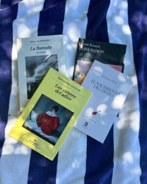 Mariana Fabbiani Instagram - Estoy en busca de paz en este 2025 que acaba de arrancar 🪷✨️🕶☀️. Libros, atardeceres, el mar y una luna llena que me recarga de energía para encarar lo que venga. Qué importante es saber qué necesitamos para resetearnos, ¿no? ¿Vos ya sabés qué te hace bien? Yo tuve que aprenderlo, eh. Ahora busco calma, alegría y sobre todo, silencio. Será porque mi trabajo está rodeado de mucho ruido. El truco está en no dejar que el día a día nos arrastre y nos corra de nuestro eje. No quiero que el viento me lleve, quiero ser la capitana (¿Será porque soy conductora? 🤣). Eso estoy tratando de hacer . Porque, seamos realistas, nunca dejamos de conocernos y el cambio es lo único constante, ¡por suerte! Lo bueno de los años es que la edad trae seguridad ✅. Como dijo mi querido David Bowie: “El envejecimiento es un proceso increíble en el que te convertís en la persona que siempre debiste ser”. Amo ❤️ Lo único que hay que hacer es ser auténtica, aunque a veces no sea lo más cómodo. Hay que abrazar nuestras imperfecciones, porque es ahí donde está la magia del cambio. Y si tenés suerte, ojalá encuentres a alguien que adore esas partes tuyas que todavía estás trabajando. ¡Ay, cómo arranco este 2025! ¡Prepárense! 😎🤣❤️