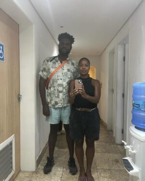 Mariana Nunes Instagram - Salvador me roubou
Conheci tanta gente 
Ranquei meu cabelo
Fiz aula de clássico

Vi muita peça boa
Passeei com meu pai
Ouvi na rua que na TV pareço muito mais velha e que tava sempre comendo água. 
Será? 🍻