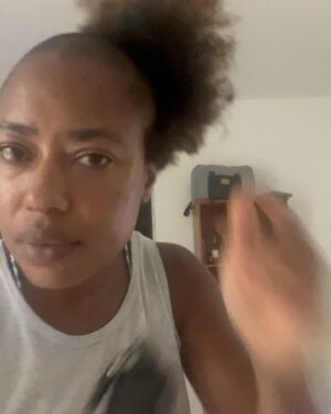 Mariana Nunes Instagram - Salvador me roubou
Conheci tanta gente 
Ranquei meu cabelo
Fiz aula de clássico

Vi muita peça boa
Passeei com meu pai
Ouvi na rua que na TV pareço muito mais velha e que tava sempre comendo água. 
Será? 🍻