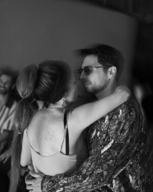 Marianna Burelli Instagram - La vida contigo @robaguire 
❤️‍🔥

El guardián , dragón … #reallifemerlin 

Written on the sky 🎶
