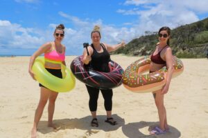 Marie-Lyne Joncas Instagram - Gros trip de chums de femmes! 
Je pensais connaître @evogabo par cœur mais non, je ne savais pas qu’elle allait avoir peur de se faire éventrer par un Kangourou! 
Vivement l’Australie et ses grosses bibittes écœurantes! 
📸 @juliakz1997