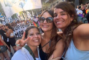 Marina Glezer Instagram - Algunos mueren de miedo 
y otras morimos de amor. 🥰 💘🐧💫🏳️‍⚧️🇦🇷🌈🫂🌊 @luchy_alonso