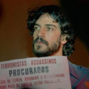 Marina Person Instagram - Hoje é dia do meu melhor amigo, meu ator favorito, meu parceiro de trabalho e de signo. Ele tá muito feliz pq além do aniversário, comemora as indicações pro Oscar, por isso essa foto dele como Pimpão:)
Na segunda imagem tem o registro da primeira vez que Walter Salles viu Caio no cinema, foi em Califórnia, que tava sendo exibido na @mostrasp . 
Em seguida vem um bastidor das filmagens do “Ainda Estou Aqui”. 
As últimas são do nosso trabalho mais recente juntos, no filme “Isabel”. 
Muita sorte ter vc perto na vida, meu amigo❤️