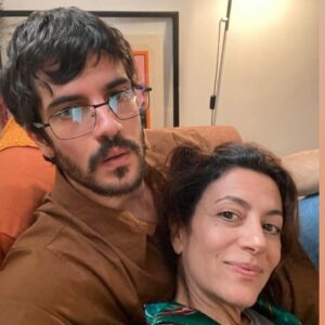 Marina Person Instagram - Hoje é dia do meu melhor amigo, meu ator favorito, meu parceiro de trabalho e de signo. Ele tá muito feliz pq além do aniversário, comemora as indicações pro Oscar, por isso essa foto dele como Pimpão:)
Na segunda imagem tem o registro da primeira vez que Walter Salles viu Caio no cinema, foi em Califórnia, que tava sendo exibido na @mostrasp . 
Em seguida vem um bastidor das filmagens do “Ainda Estou Aqui”. 
As últimas são do nosso trabalho mais recente juntos, no filme “Isabel”. 
Muita sorte ter vc perto na vida, meu amigo❤️